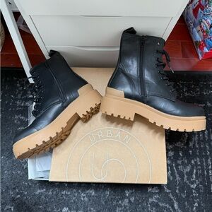 URBAN OUTFITTERS UO Brody Lace Up
Combat Boots Black size 8